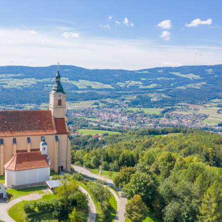 Wallfahrtskirche Pöllauberg mit sanfter Hügellandschaft im Hintergrund