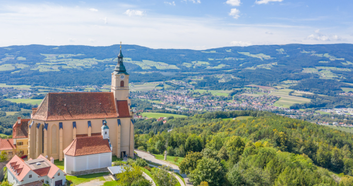 Wallfahrtskirche Pöllauberg mit sanfter Hügellandschaft im Hintergrund