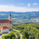 Wallfahrtskirche Pöllauberg mit sanfter Hügellandschaft im Hintergrund